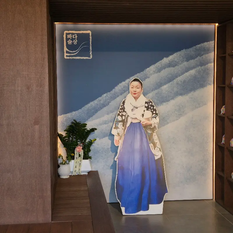 김미령 셰프님의 등신대 앞에서 기념 촬영