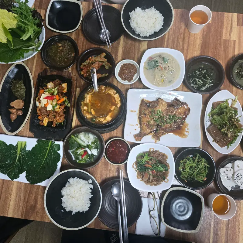 다채로운 반찬들이 가득한 산채정식 테이블