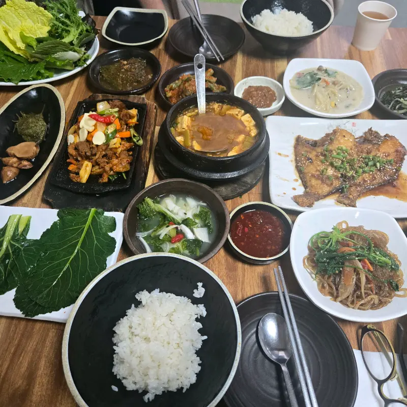 한 상 가득 차려진 산채정식