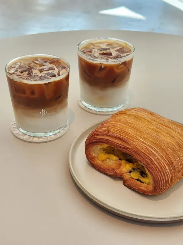 뺑 스위스와 아이스 아메리카노