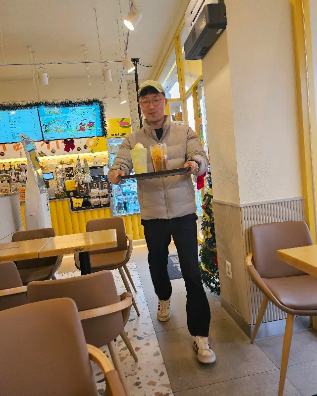 음료를 들고 있는 직원