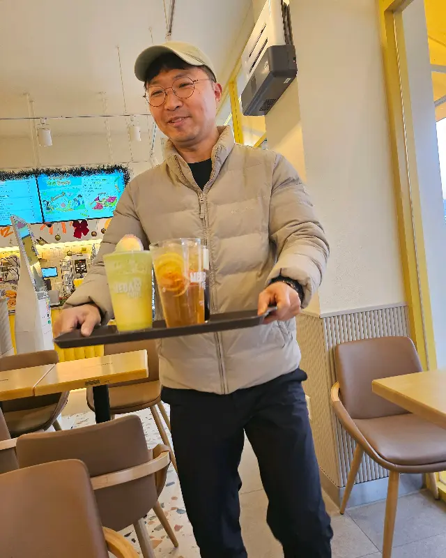 음료를 서빙하는 모습