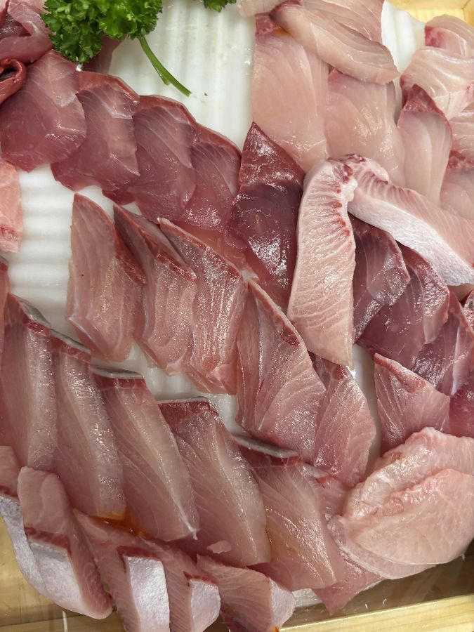 수조 안을 가득 채운 싱싱한 방어들