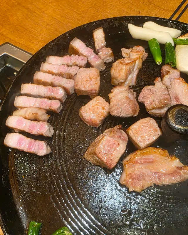 잘 구워진 목살과 삼겹살