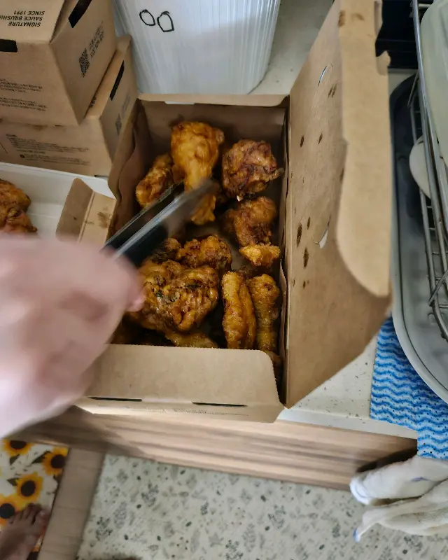 포장 박스 안의 치킨