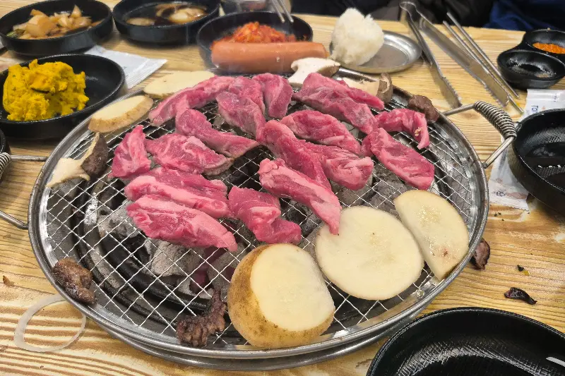 테이블 가득 차려진 음식