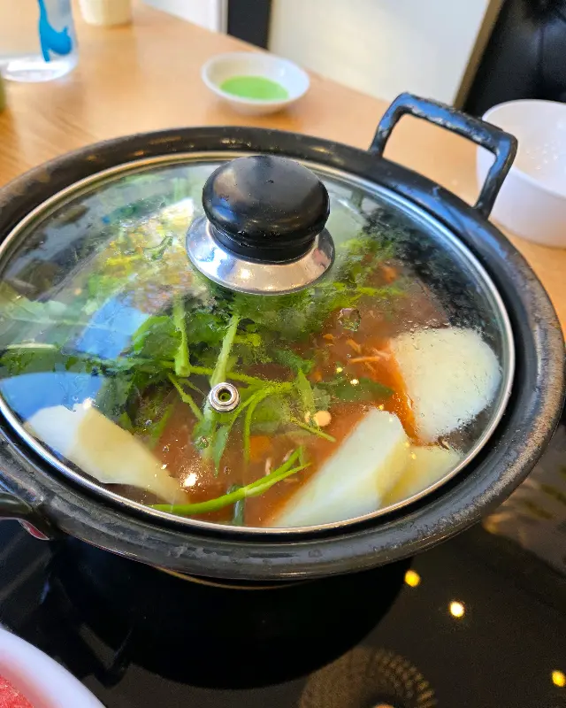 뚜껑 덮은 냄비