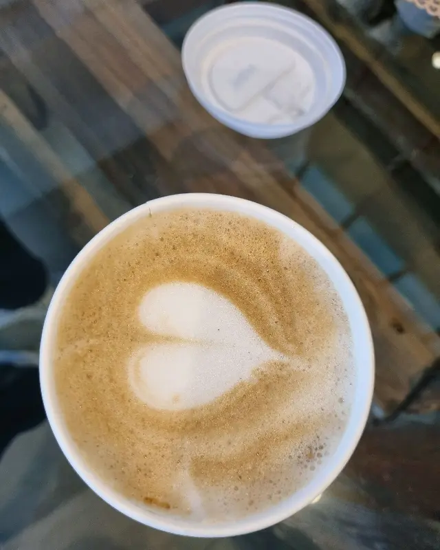 하트 모양 라떼 아트가 돋보이는 라떼 사진