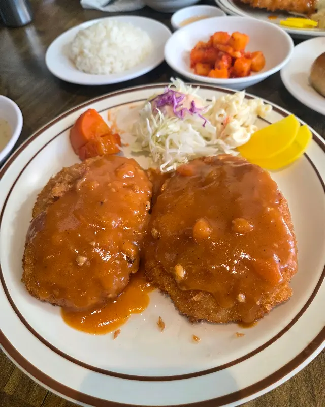 푸짐한 돈까스 정식 한 상