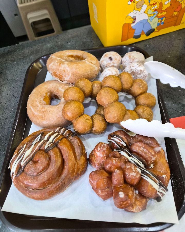 다양한 도넛이 담긴 트레이