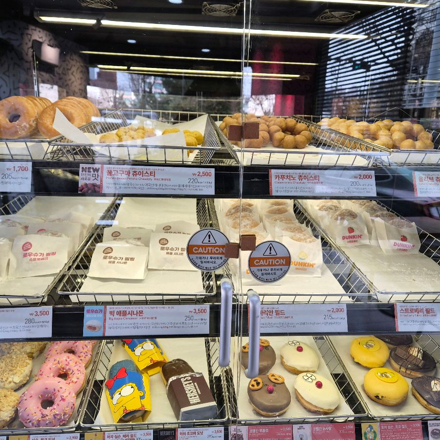 다양한 종류의 도넛이 진열된 쇼케이스