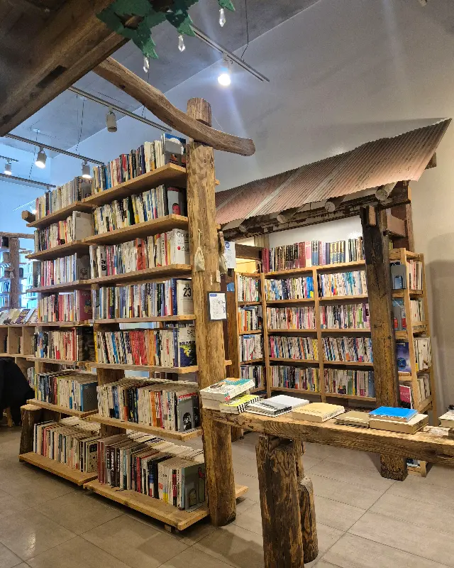 다양한 책들이 진열된 모습