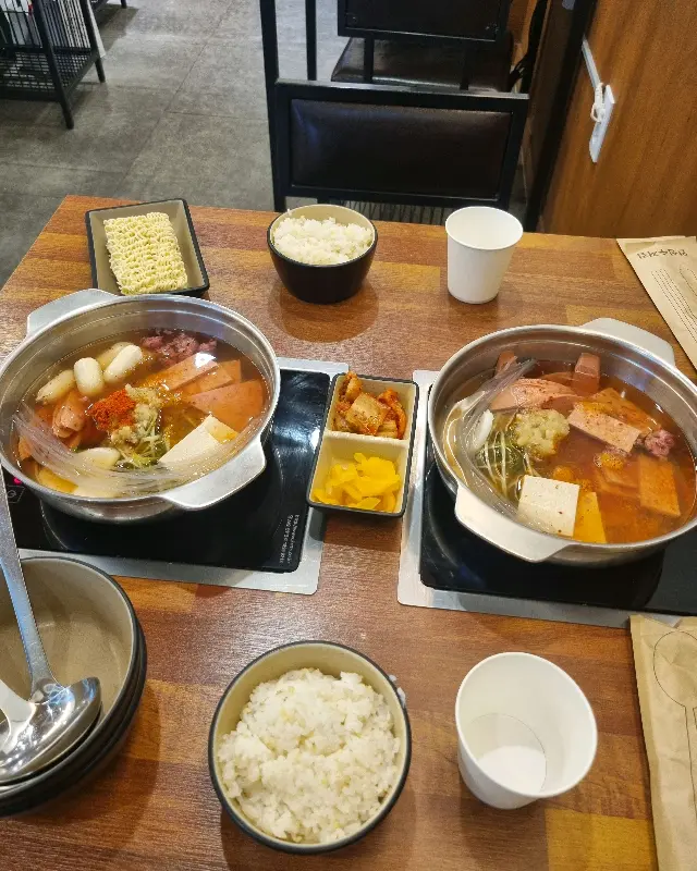 깔끔하게 차려진 1인 부대찌개