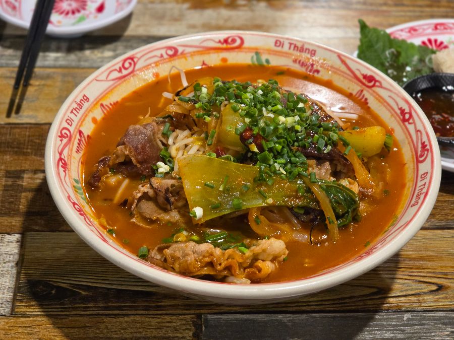 셀프바에서 꿔이를 담는 모습