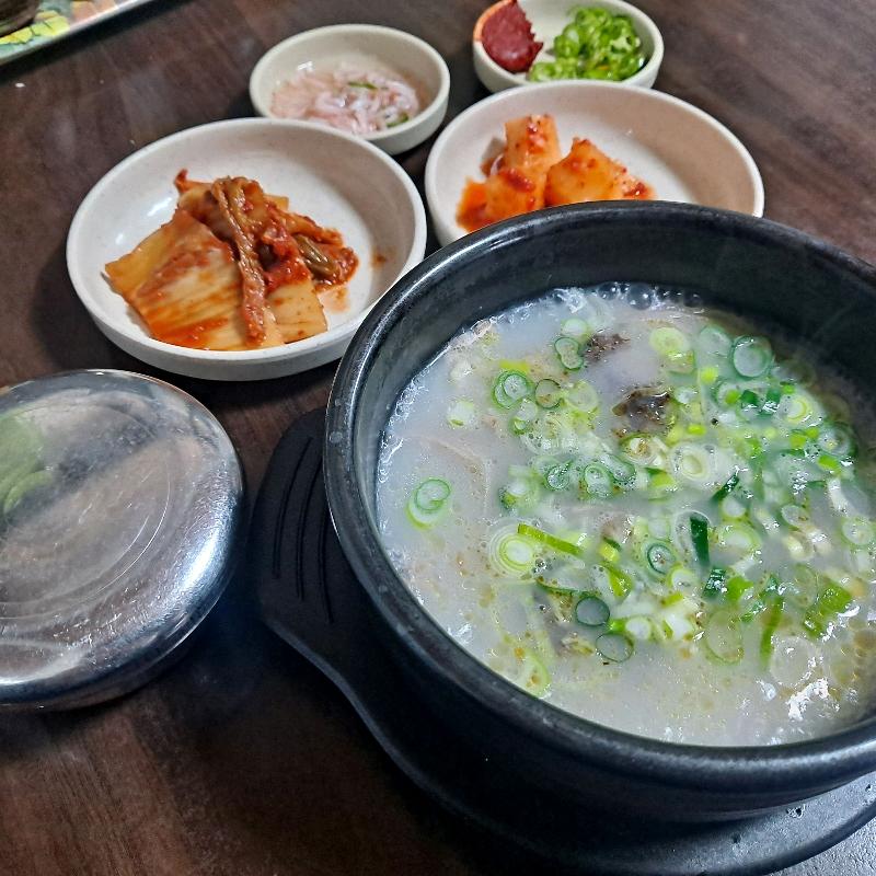 뽀얀 국물 위로 파가 송송 썰어져 있는 순대국밥