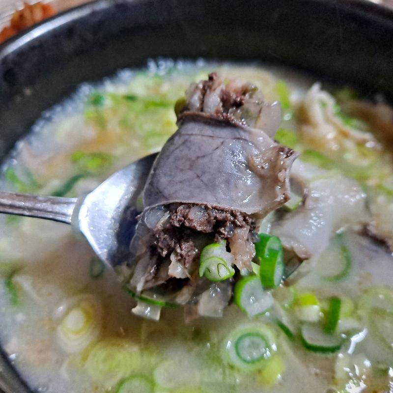 숟가락 위에 올려진 피순대의 모습
