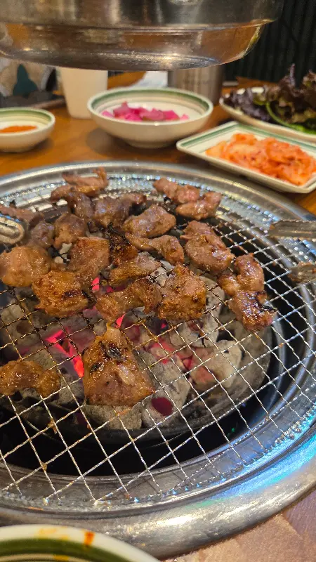 숯불 위에 구워지는 LA갈비