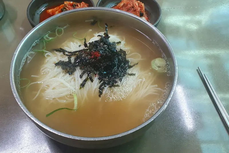 잔치국수와 김치