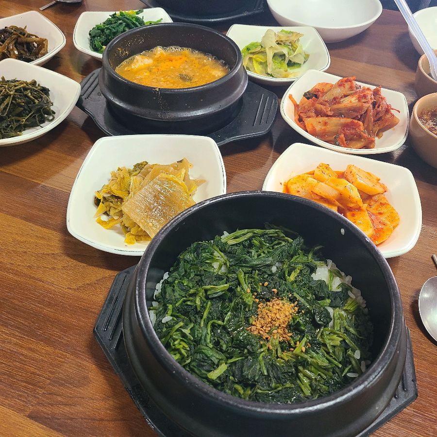 정갈하게 차려진 곤드레나물밥 한상차림