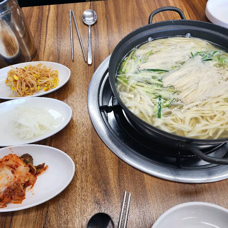 깔끔하게 정돈된 테이블