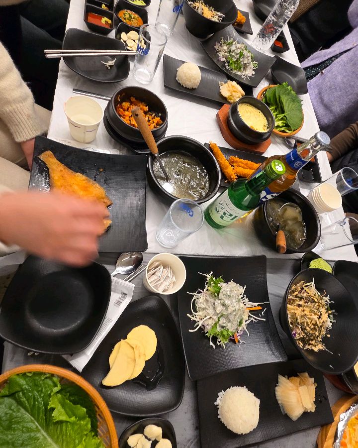 다양한 곁들임 메뉴가 있는 테이블 전경