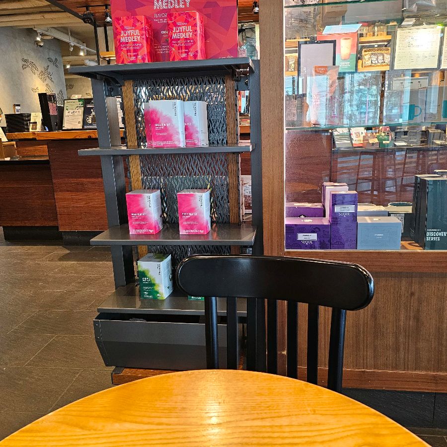 다양한 MD 상품 진열대