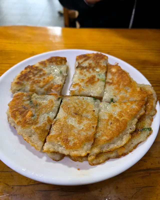 노릇노릇하게 구워진 감자전