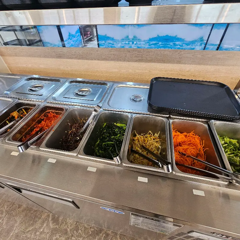 다양한 나물들이 준비된 셀프바