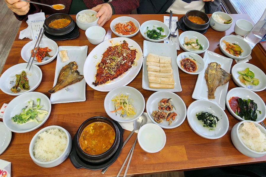 한상 가득 차려진 모습