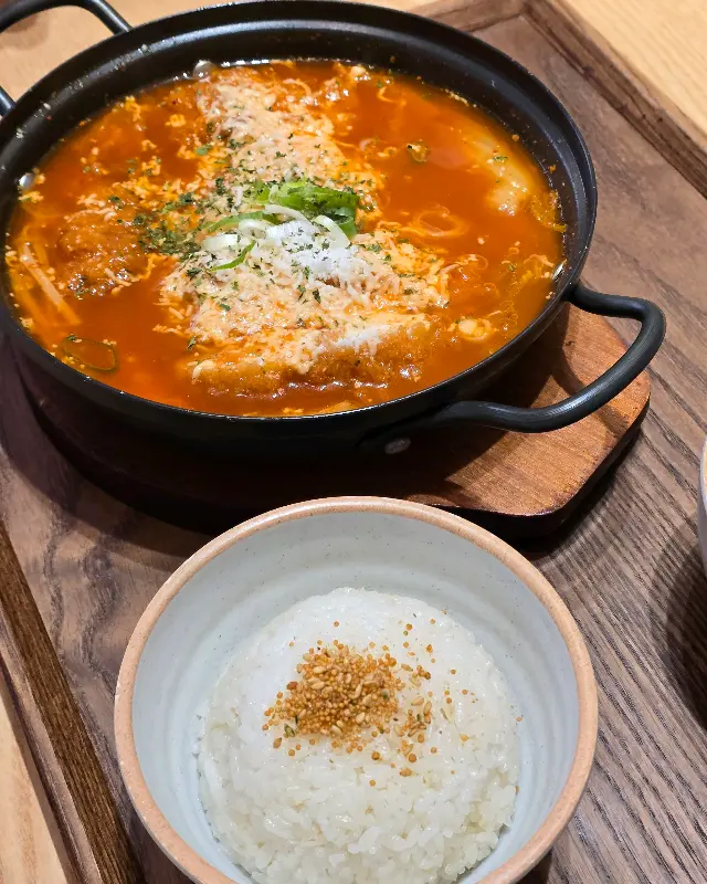 매콤하면서도 시원한 김치나베