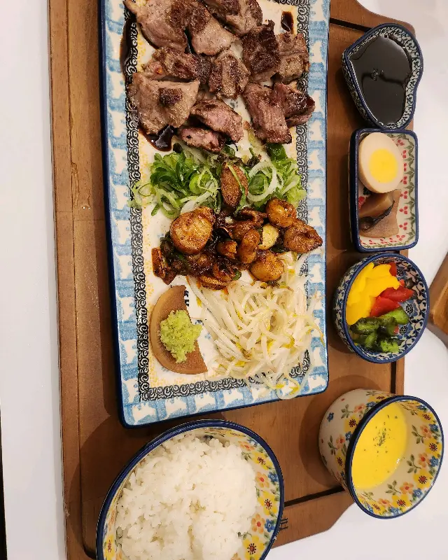 스테이크와 정갈한 반찬 구성