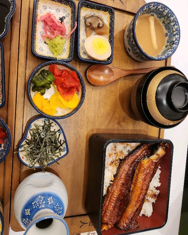 일본 가정식을 연상시키는 정갈한 한 상차림