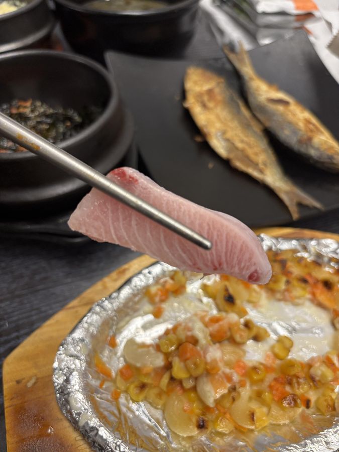 젓가락으로 집어 올린 방어회