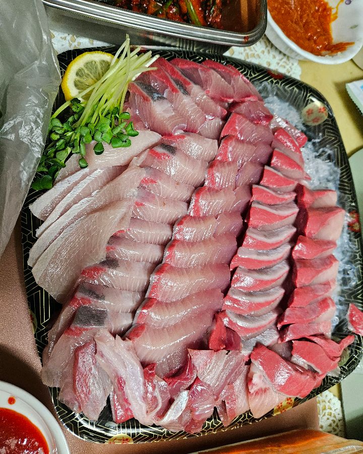 다채로운 색감의 대방어회 한 상