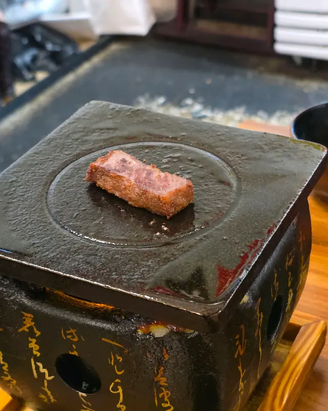 화로 위에 올려진 규카츠