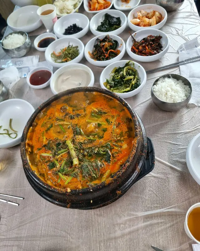 메인 메뉴와 반찬 전체샷