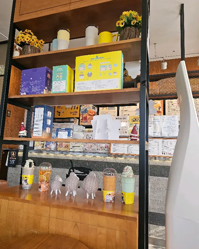 메가MGC커피 메뉴 진열대