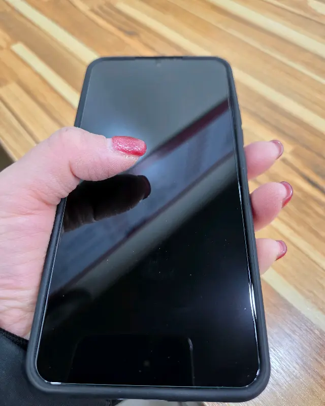 깔끔하게 부착된 강화유리 액정 필름