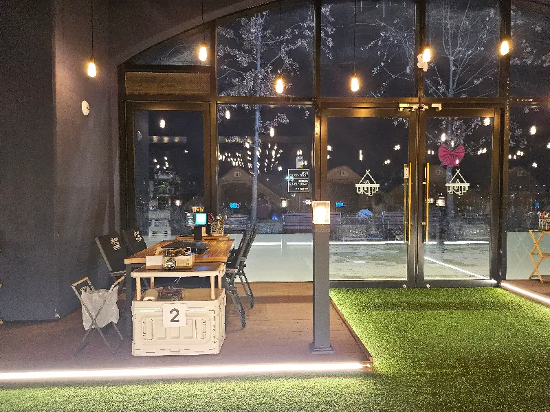 창가에서 바라본 바깥 풍경