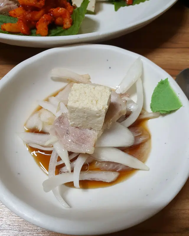 보쌈과 함께 제공되는 신선한 야채