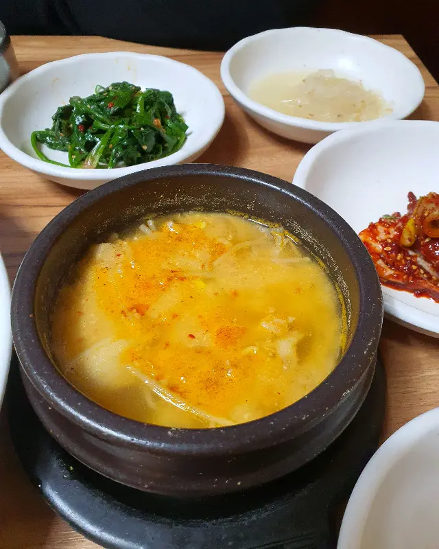 정갈하게 담겨 나온 밑반찬