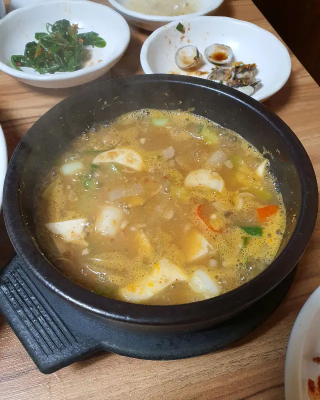 뚝배기 안 가득 담긴 청국장