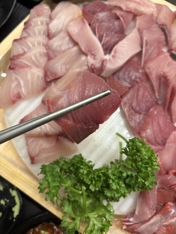 두툼하게 썰린 대방어회