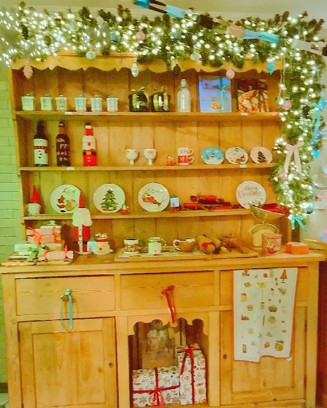 크리스마스 장식으로 가득 찬 장식장