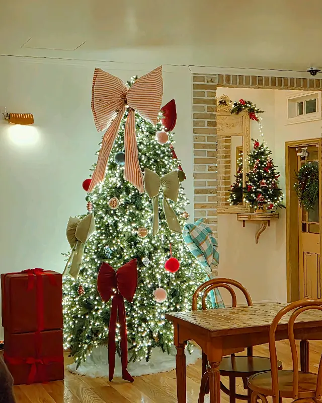 카페 내부에 설치된 대형 크리스마스 트리