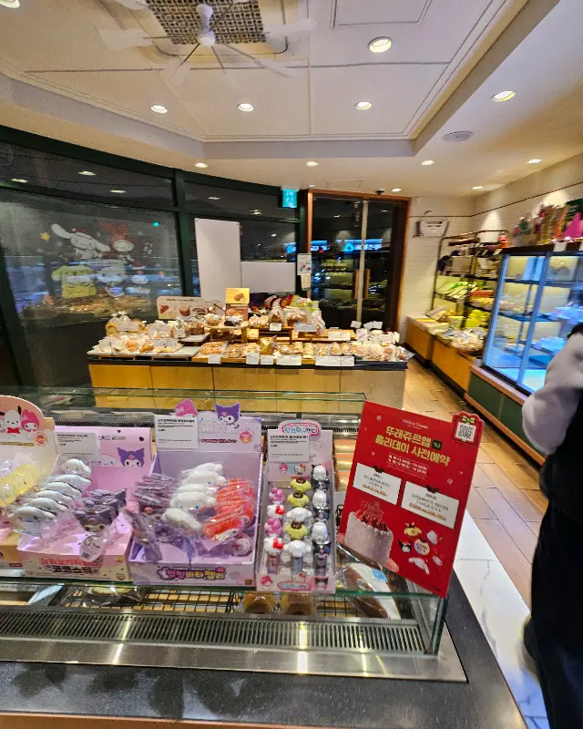 다양한 빵과 케이크가 진열된 쇼케이스