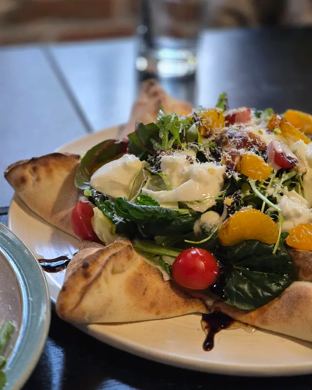 샐러드 피자 근접샷