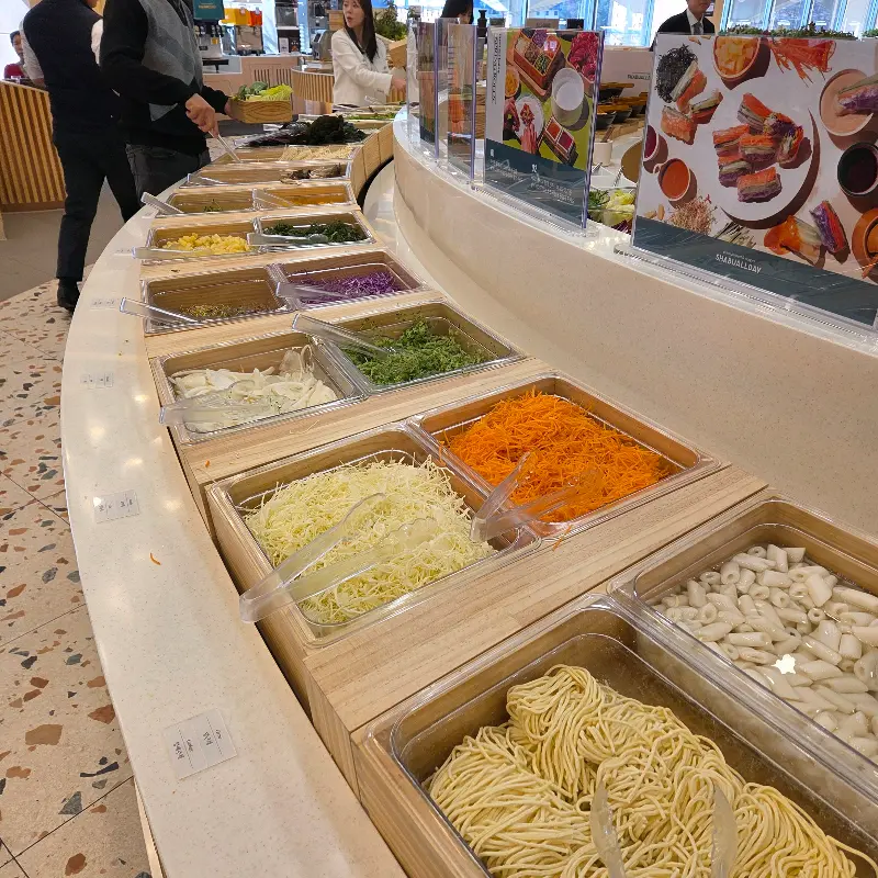 샐러드바의 신선한 야채 코너