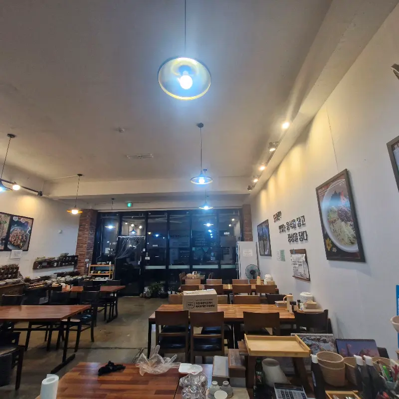 깔끔한 매장 내부