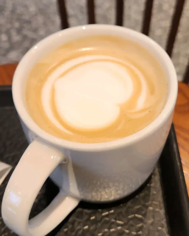 따뜻한 라떼 한 잔